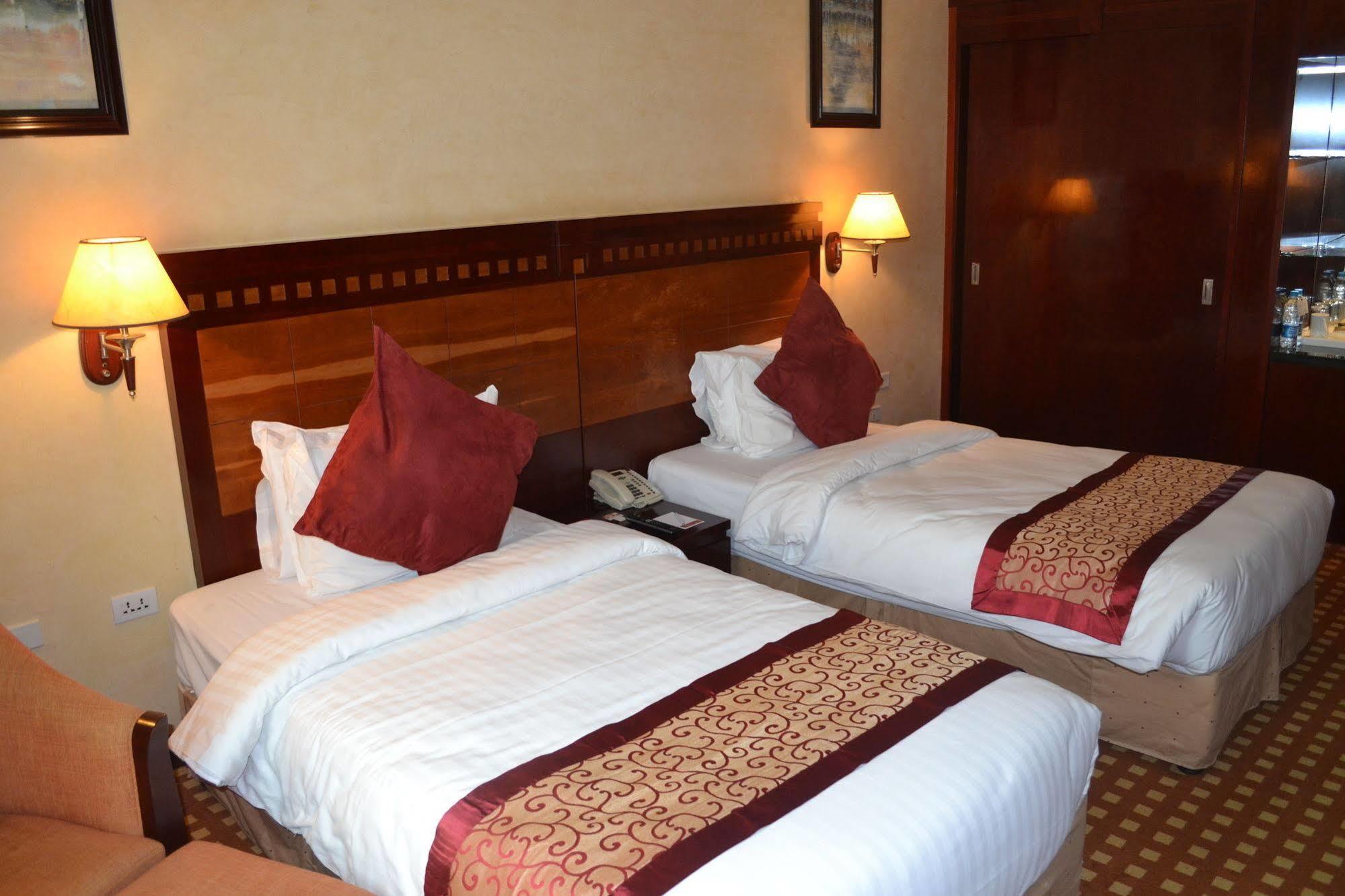 Ramada Riyadh Hotel Exteriör bild